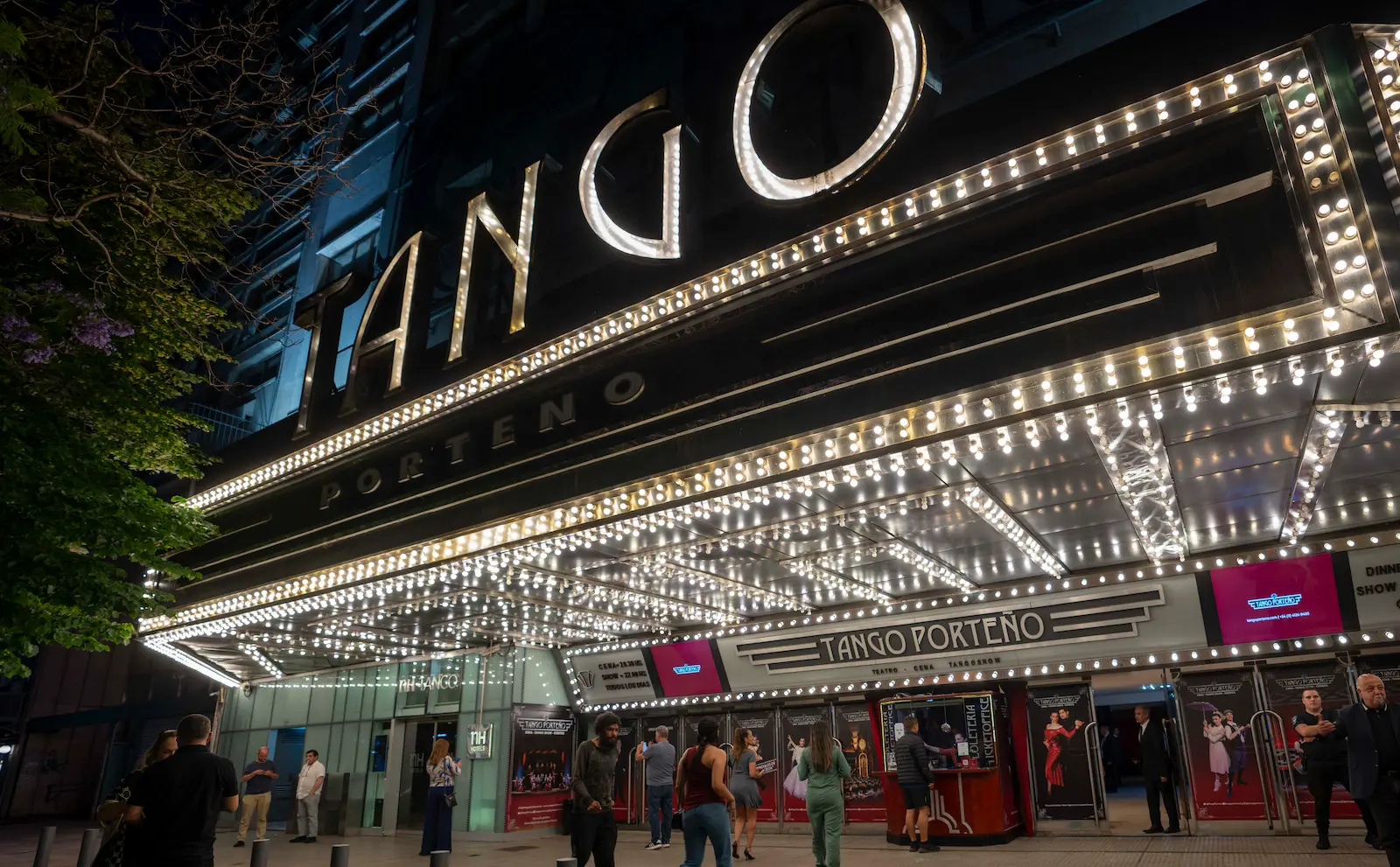 Entrada do teatro do Tango Porteño no centro de Buenos Aires